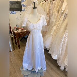 Beautiful Vintage Wedding Dress w/Detachable Train